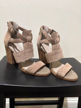 Hinge Leather Upper Strappy Block Heel Sandals in Taupe Size 7